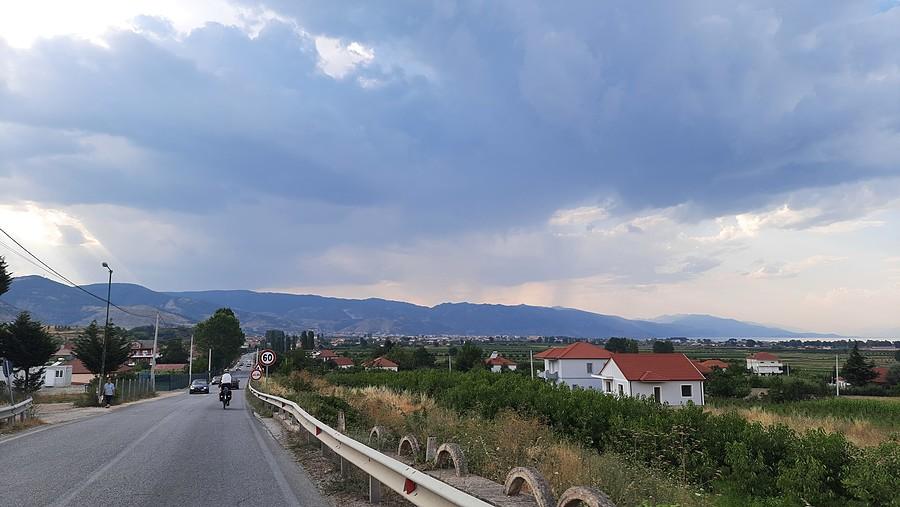 Pogradec i burza przed nami.