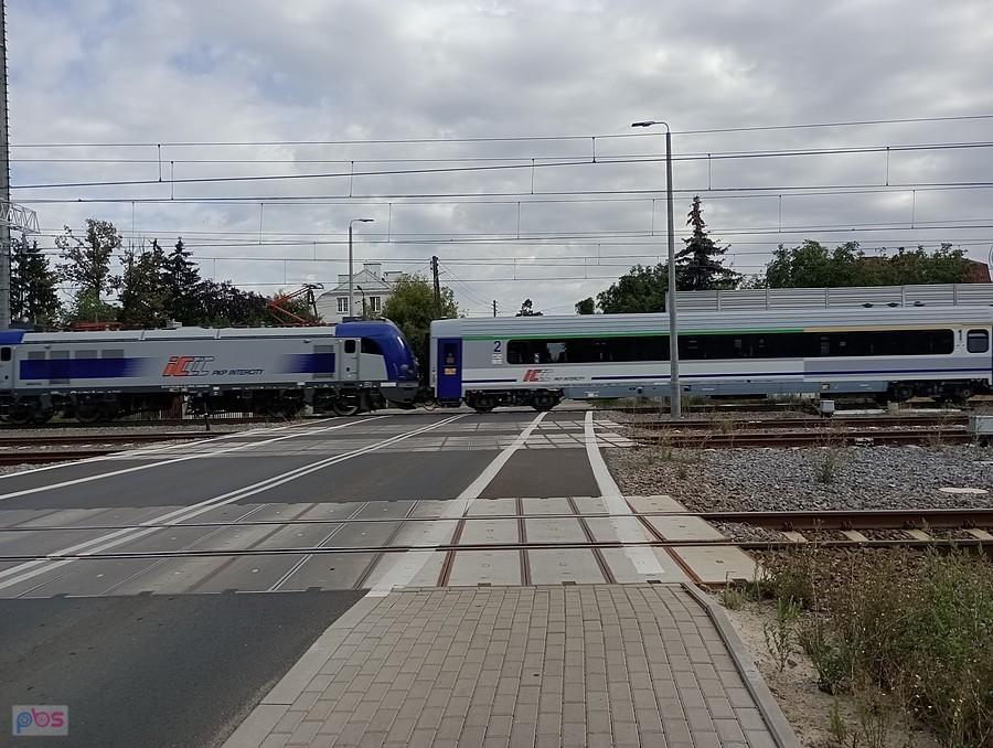 Przejazd kolejowy w Ożarowie
