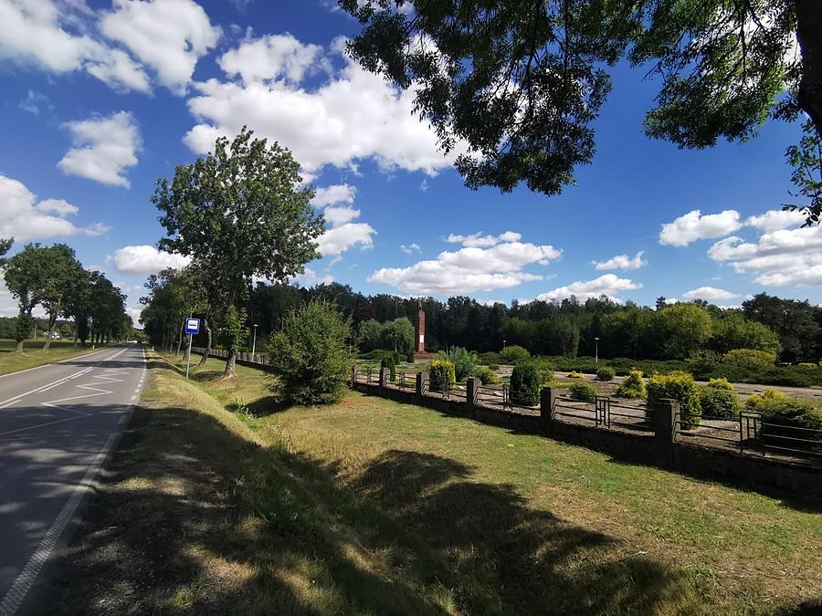 Cmentarz żołnierzy radzieckich przy DW 632 w Bolęcinie