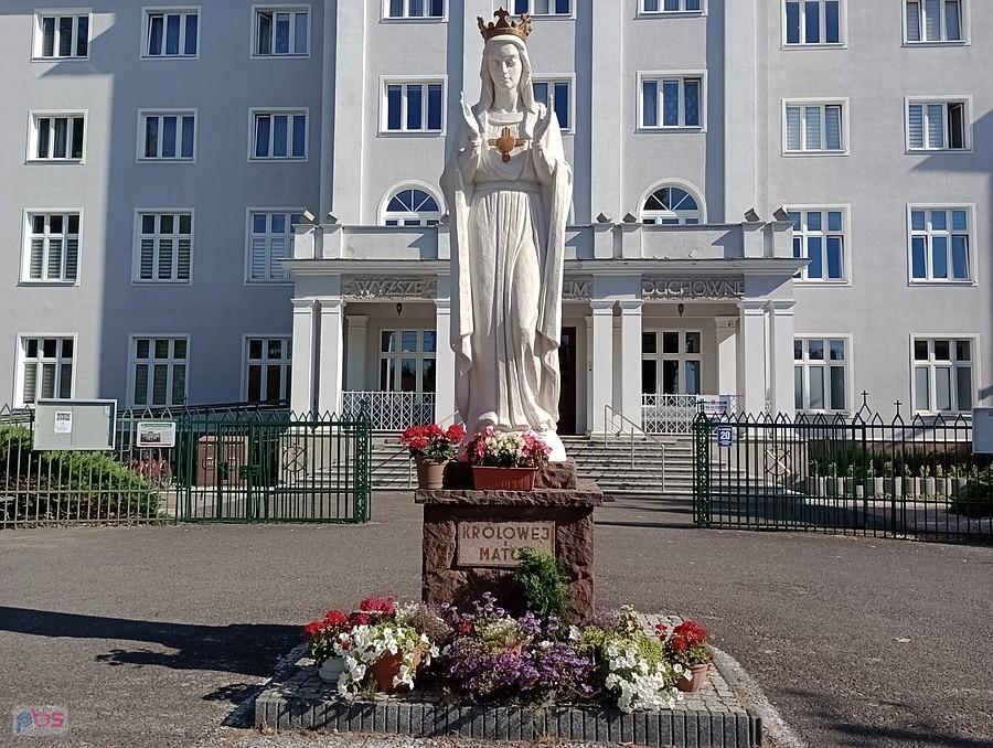Figura Królowej Matki przed Seminarium Duchownym w Ołtarzewie