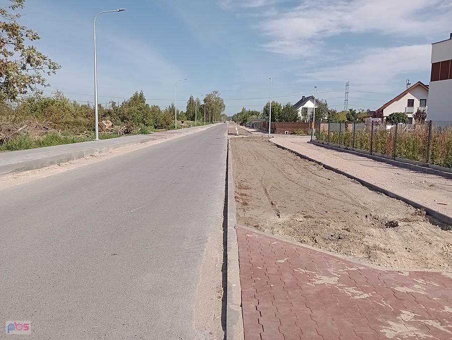 Na drodze Zielonki- Lipków budują chodnik, pewnie znowu połączony z ddr. A tak dobrze jeździ się tędy jezdnią