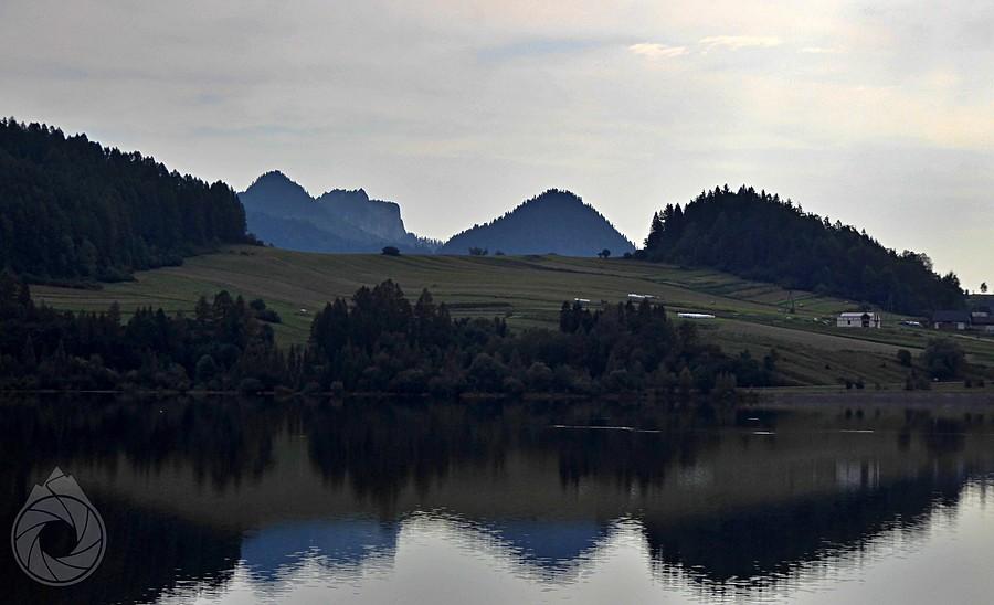 Pieniny Właściwe odbijają się w wodach jeziora