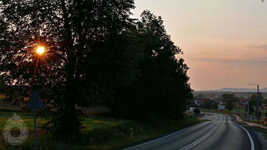 S74 przy zachodzącym słońcu