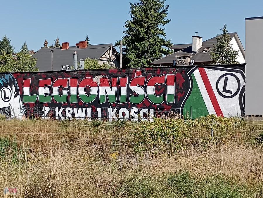 Kibice warszawskiej drużyny na muralu