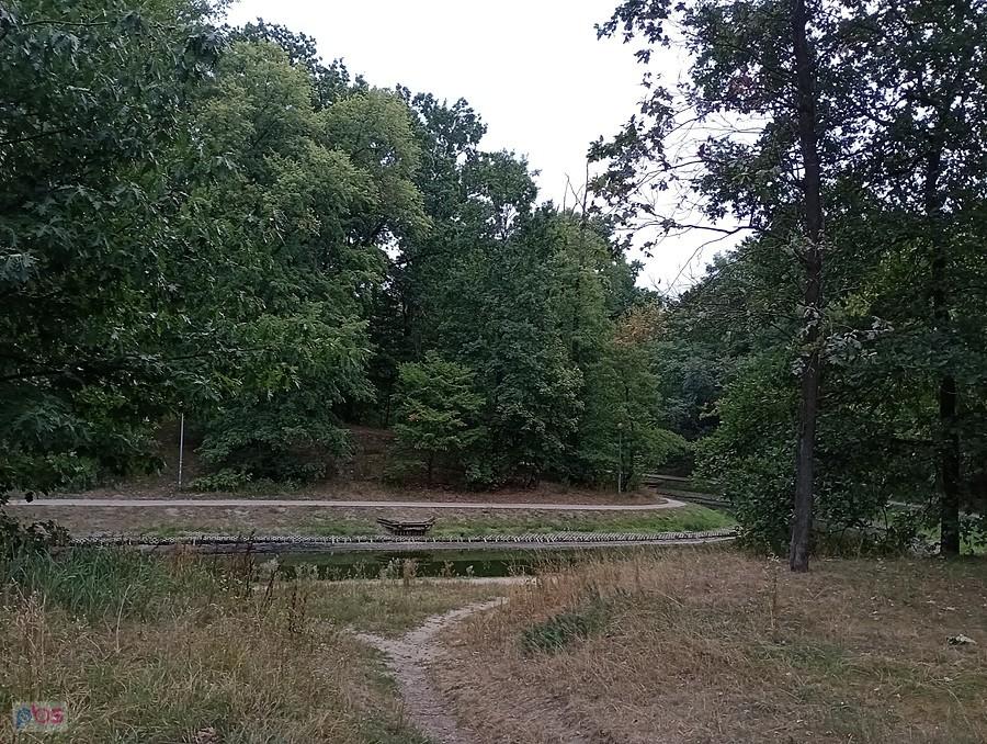 Fosa w parku na Forcie Bema