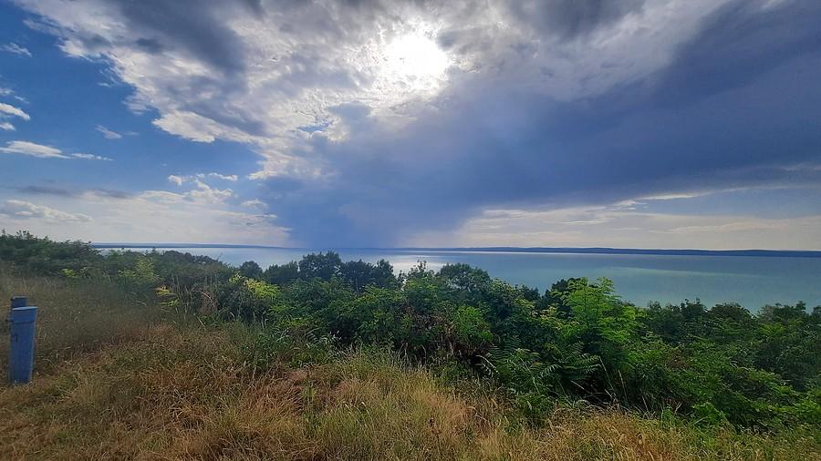 Nad Balatonem z burzami na horyzoncie.