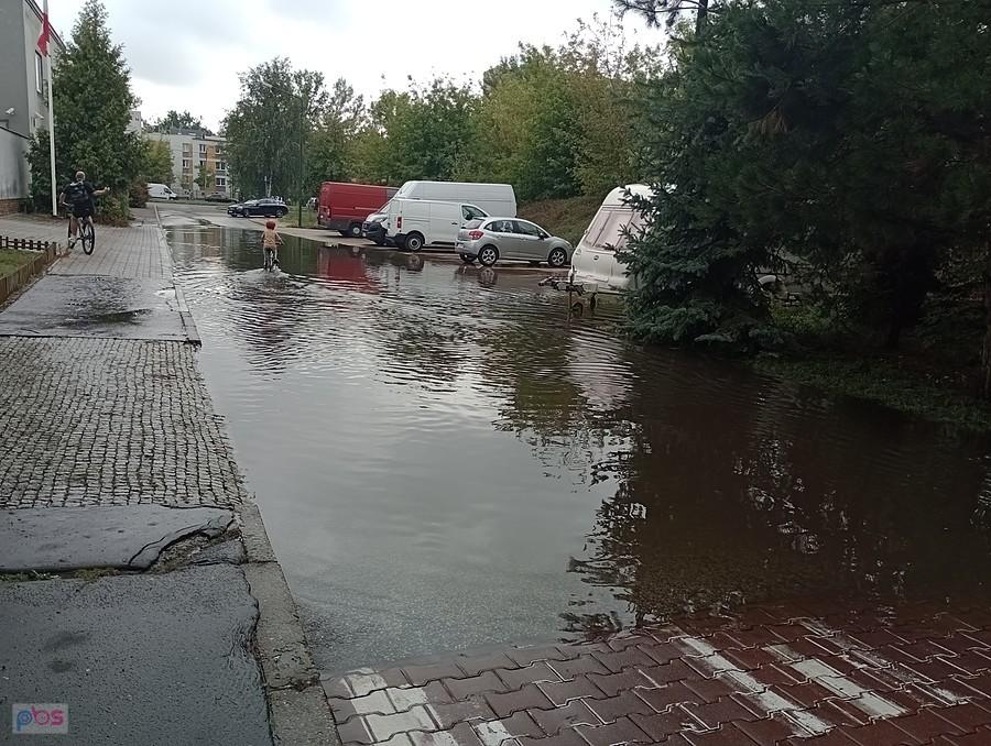 A kilometr dalej, na ulicy Zachodzącego Słońca niektóre samochody zawracały bojąc się, że nie przejadą