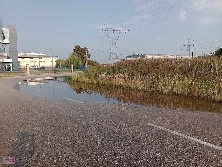 Tu na zakręcie jeszcze ogromna kałuża, a nie pada już drugi dzień