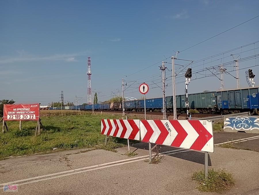 Pociąg na zamkniętym przejeździe w Gołąbkach