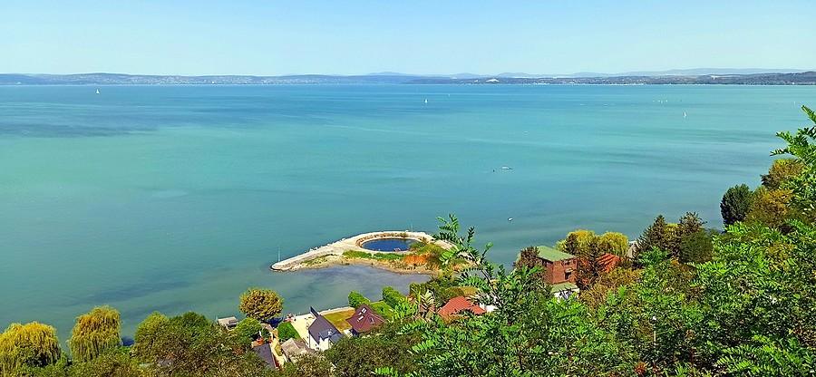 Balatonvilagos nad Balatonem
