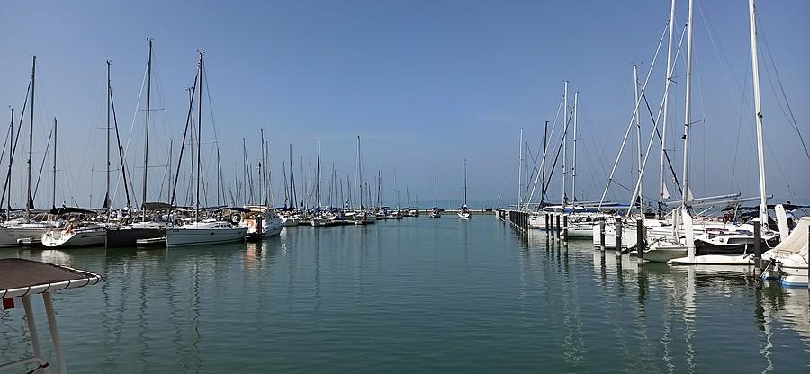 Przystań jachtowa na Balatonie