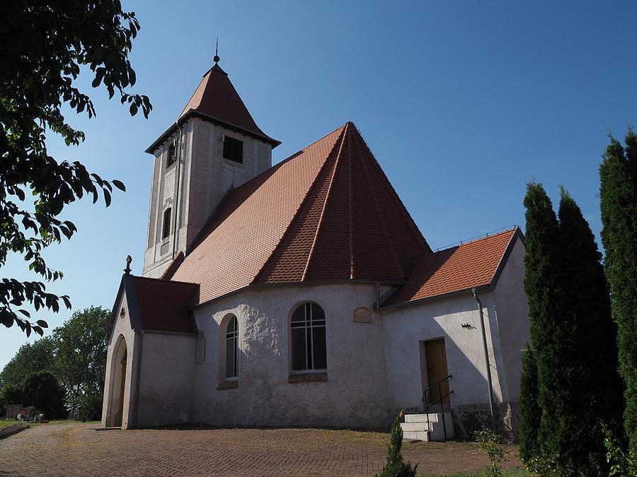Kościół z XV/XVI wieku pw Narodzenia NMP, w Laskach Lubuskich