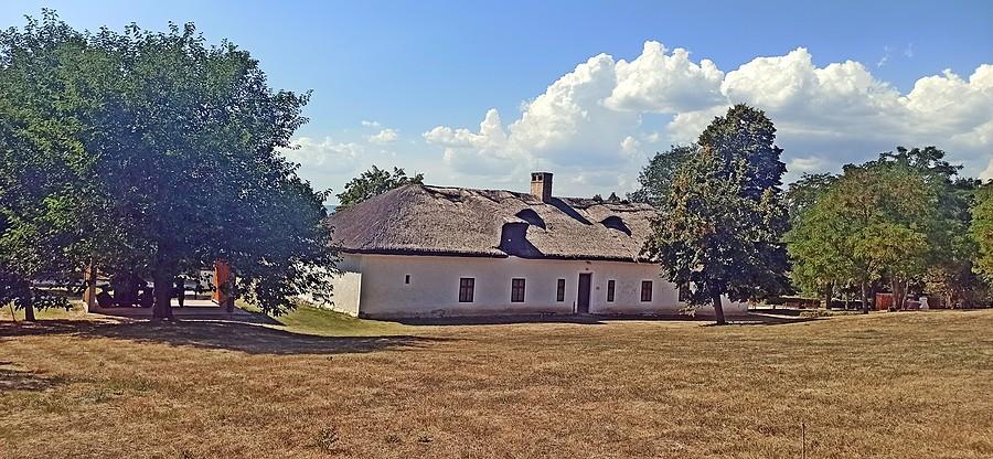 Jeden z zabytkowych budynków w Szantodpuszta