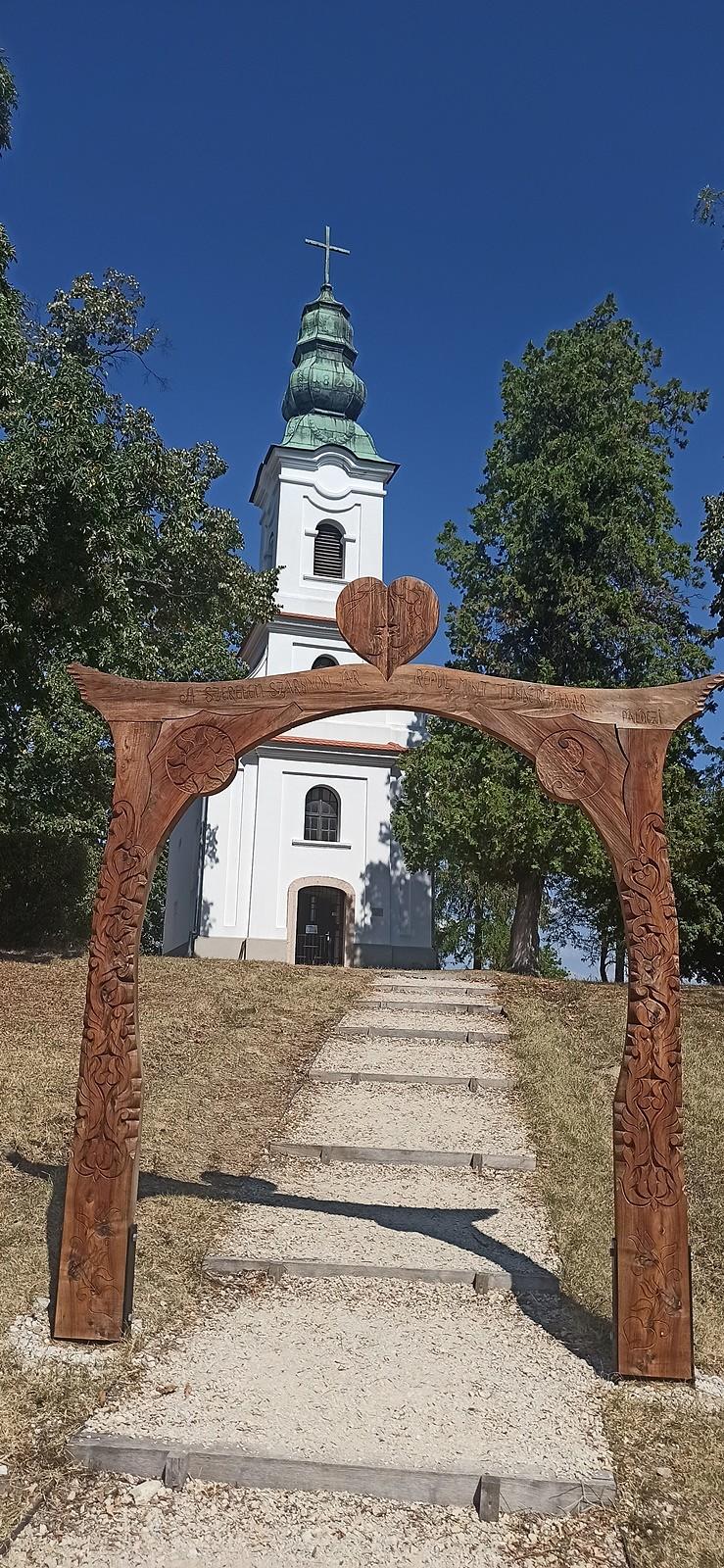Kaplica na wzgórzu w skansenie Szantodpuszta