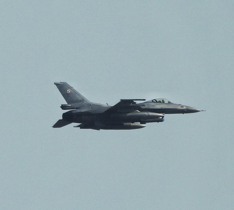 F16 nad głową