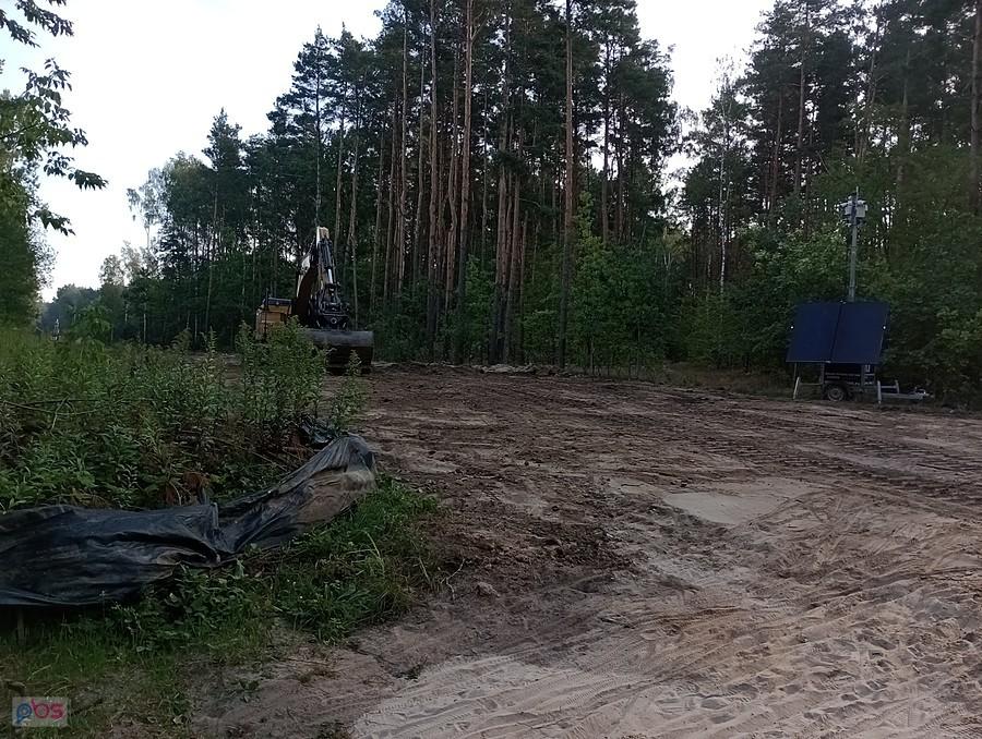 Przy torze zdjęli już ogrodzenie i równają teren