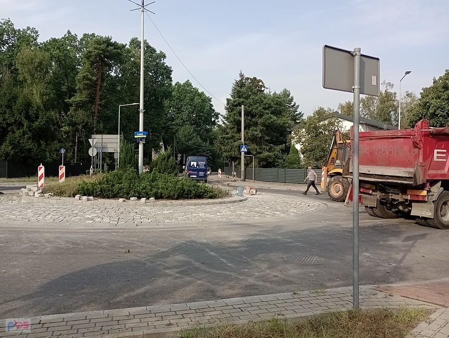 Wymiana nawierzchni na rondzie Łosia w Izabelinie. A wydaje się, że niedawno zrobili to rondo