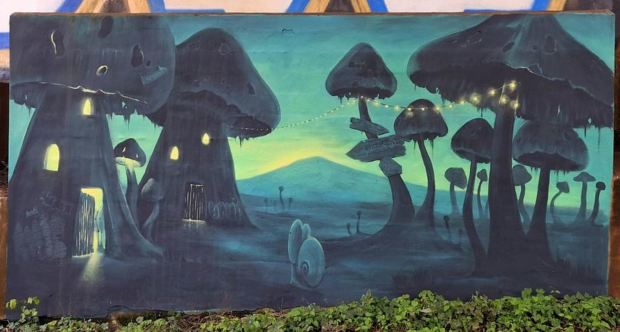 Grzybowy mural przy Wartostradzie