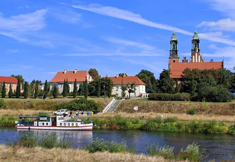 Statek "Bajka" na tle poznańskiej katedry