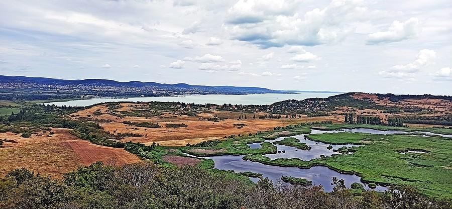 Półwysep Tihany, Jezioro Kulso-to (Zewnętrzne) i Balaton w tle.