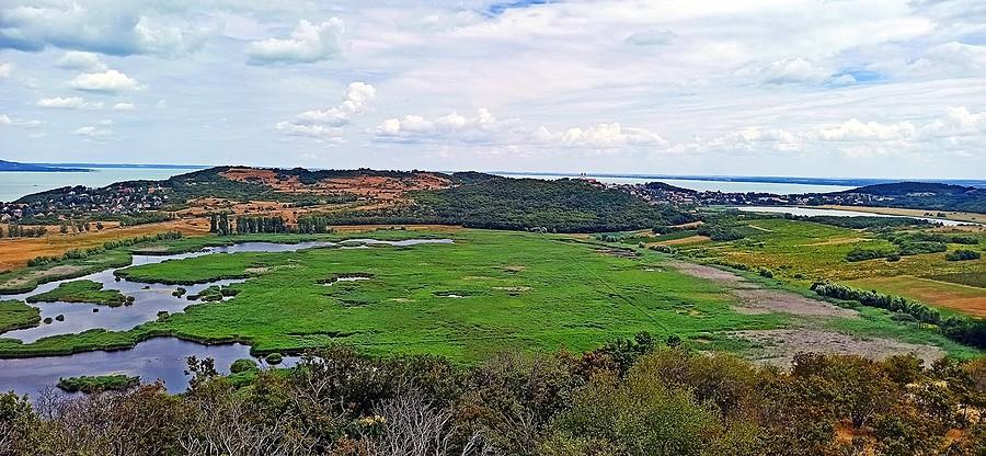 Półwysep Tihany, Jezioro Kulso-to (Zewnętrzne), Jezioro Belso-to (Wewnętrzne) i Balaton w tle.