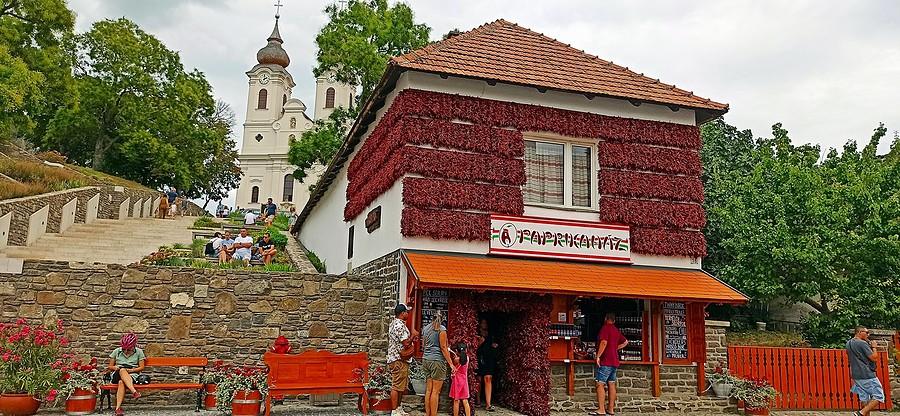 Paprikahaz w Tihany. W tle opactwo benedyktyńkie