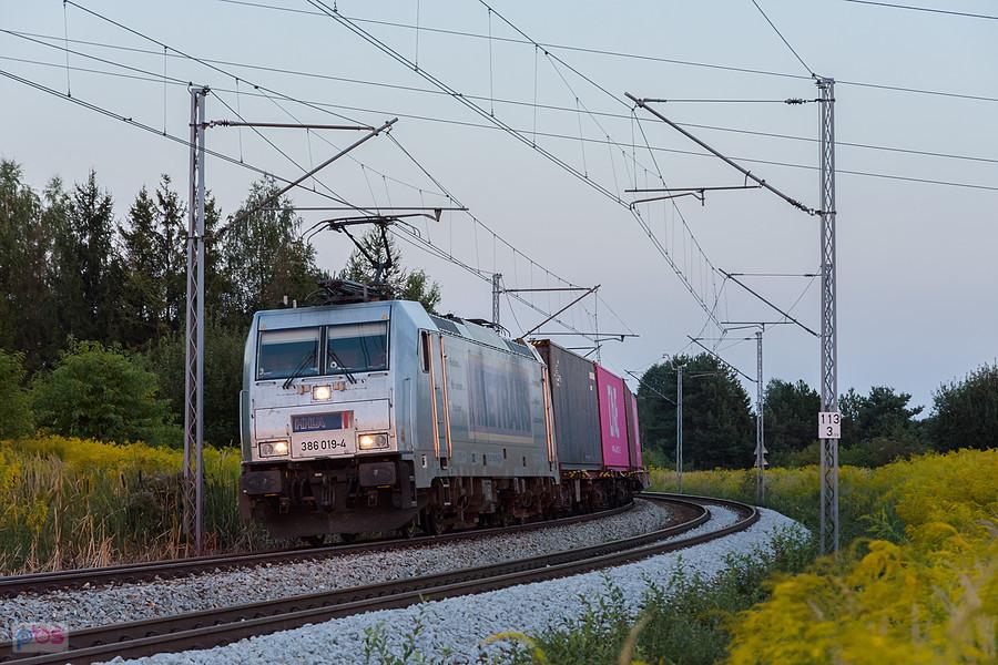TRAXX 386 019-4 pokonuje ostry łuk na szlaku linii D29-61 podg. Kucelinka - Częstochowa Stradom, mijając dzielnicę Błeszno.