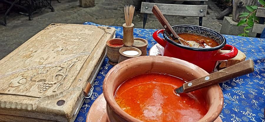 Zupa rybna (halaszle) i gulaszowa w urokliwej restauracji w Tihany