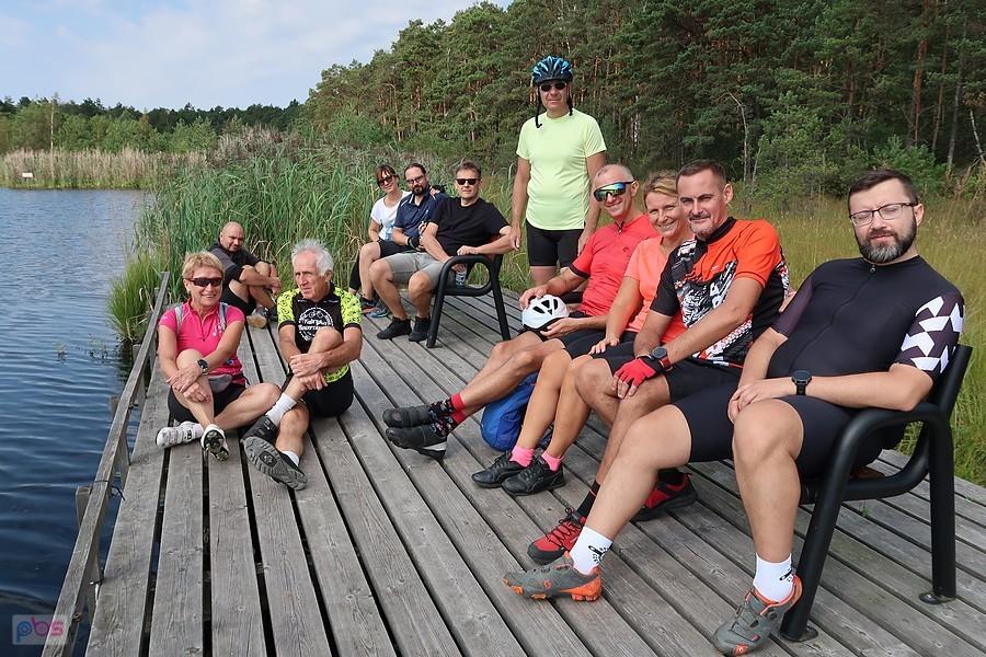 Krzysiek i inni rowerzyści na pomoście