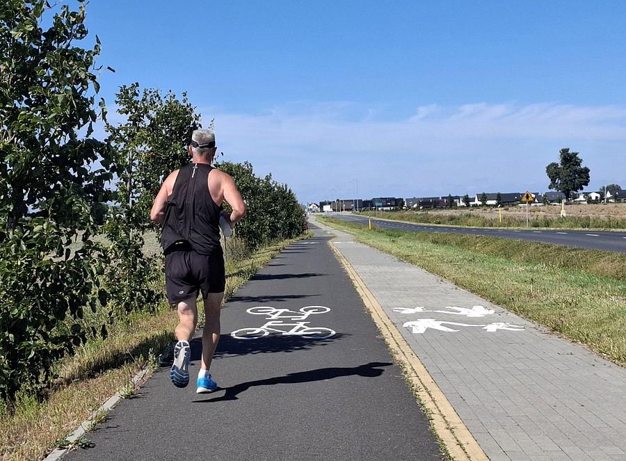 Zapewne pan zgubił rower i biegnie go szukać :)