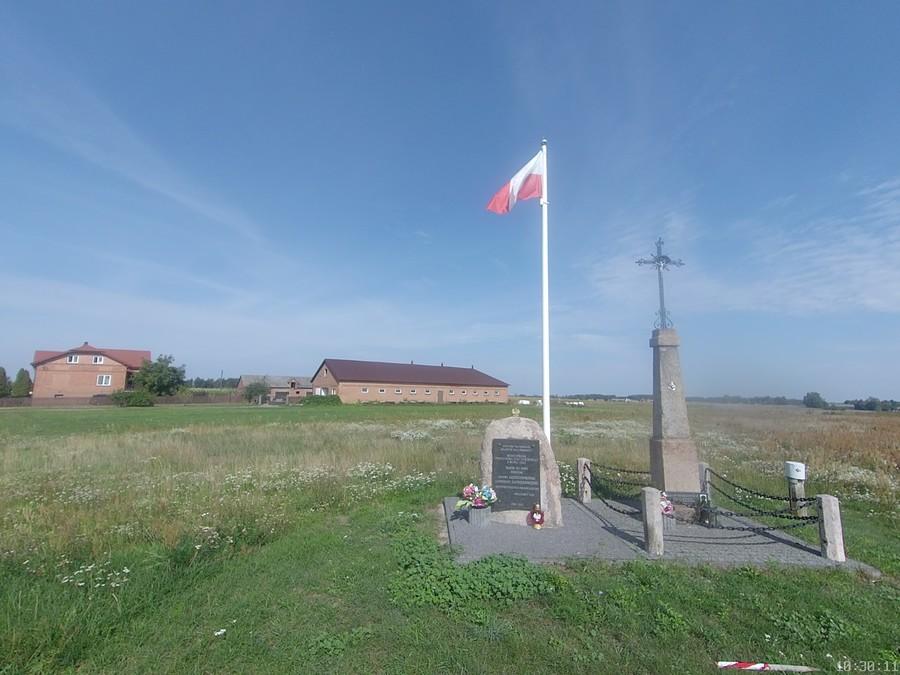 Pomnik we wsi Ciski