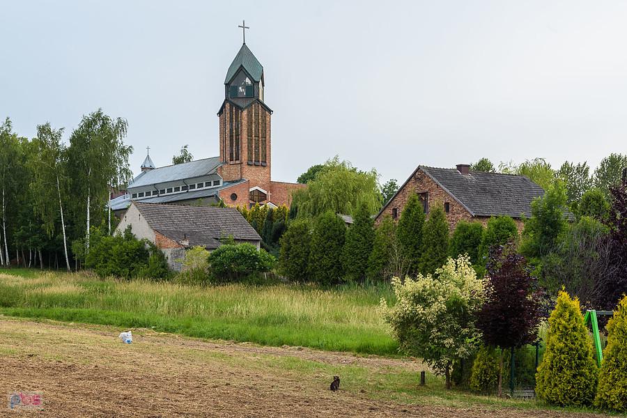 Parafia Świętej Anny w myszkowskiej dzielnicy Będusz...a na polu czarny kot :)