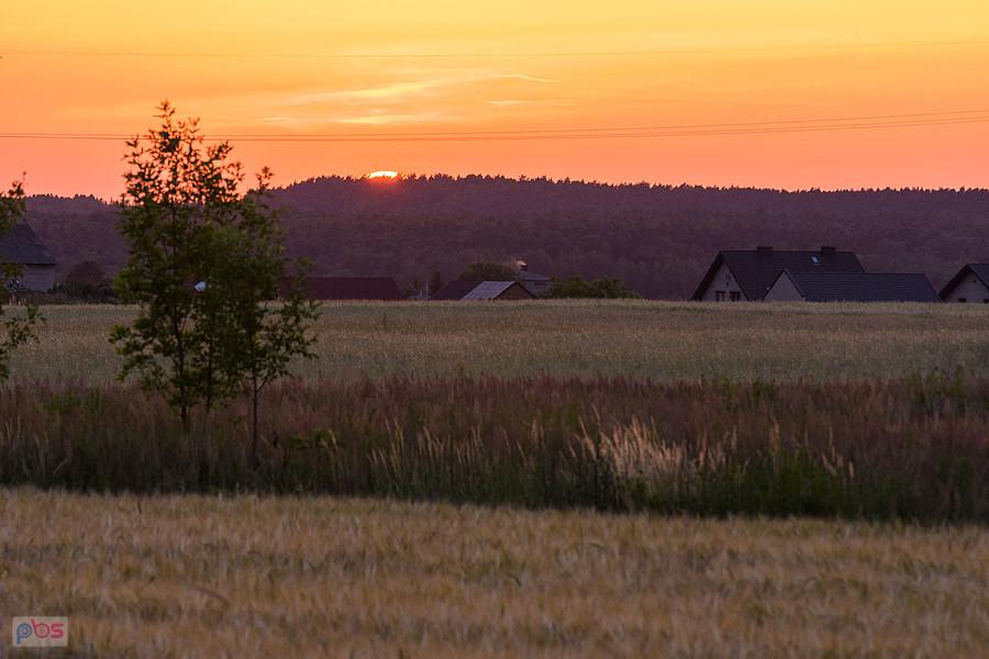 Słońce chowa się za horyzont - Podkamienna Góra - przysiółek wsi Pińczyce - godzina 20:55.
