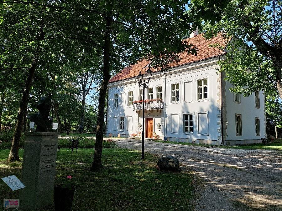 Pałac w Chrzęsnem