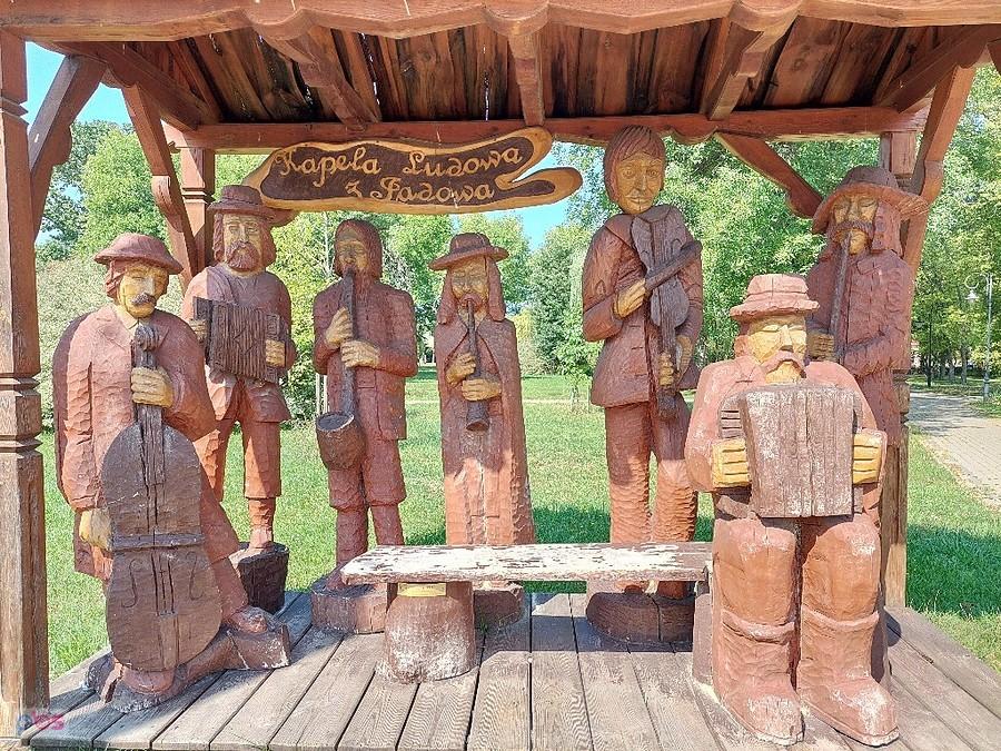 W Jadowie turystów krajoznawców wita kapela
