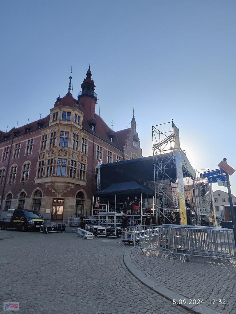 scenę też budują