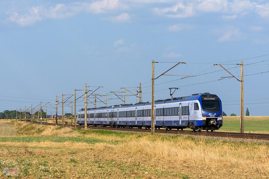 ED160-019 jako poc. IC 3820 "Osterwa" (Kraków Główny - Szczecin Główny) jedzie szlakiem linii D29-152: Toszek Północ - Czarków, mijając Świbie.