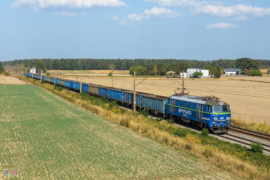 ET22-1124 rozpędza się po opuszczeniu stacji Czarków, wyjeżdżając na szlak do Toszka Północ, linia D29-152. (Kieleczka - gmina Wielowieś, powiat gliwicki).
