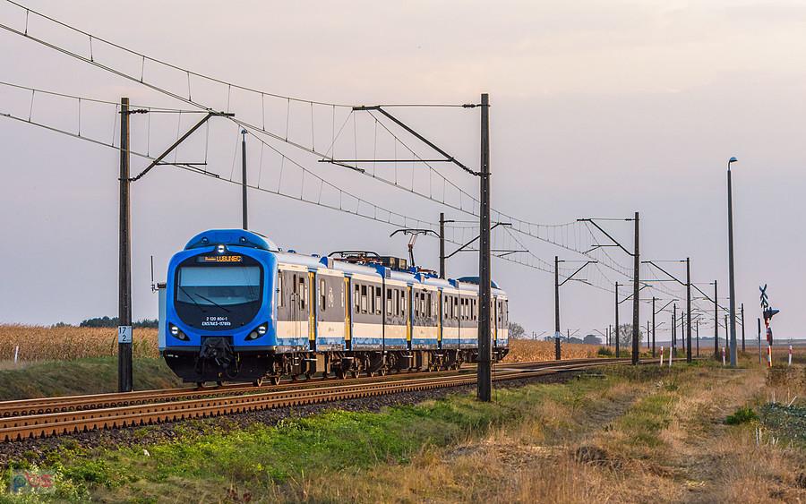EN57AKŚ-1178 jako podsył do Lublińca na linię S-8 jedzie szlakiem linii D29-152: Toszek Północ - Czarków, mijając wieś Świbie.