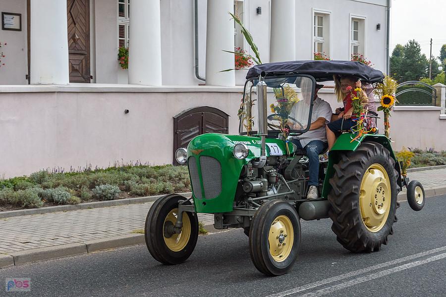 Klasyk na ul. Jana Sobieskiego w Koszęcinie - Ursus C-328 uszykowany do obchodów dożynek