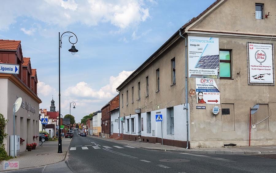 Skrzyżowanie ul. Powstańców Śląśkich, ul. Zamkowej (po lewej) Juliusza Ligonia (po prawej), Jana Sobieskiego (za plecami) - Koszęcin