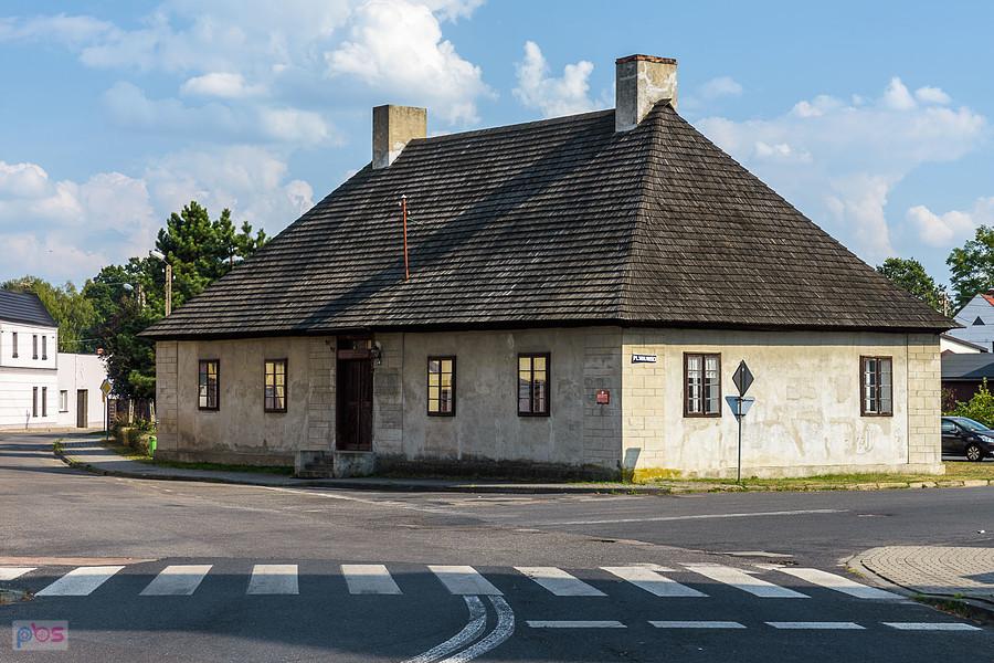 Drewniany, otynkowany dom z 1826/27 roku w Tworogu