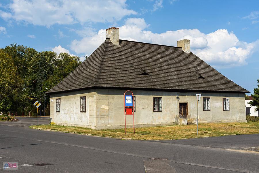 Drewniany, otynkowany dom z 1826/27 roku w Tworogu