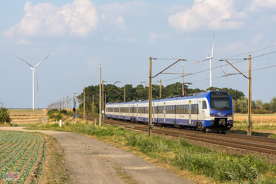 ED160-030 jako poc. IC 3820 "Osterwa" (Kraków Główny - Szczecin Główny) na szlaku linii D29-152: Toszek Północ - Czarków mija Wiśnicze.
