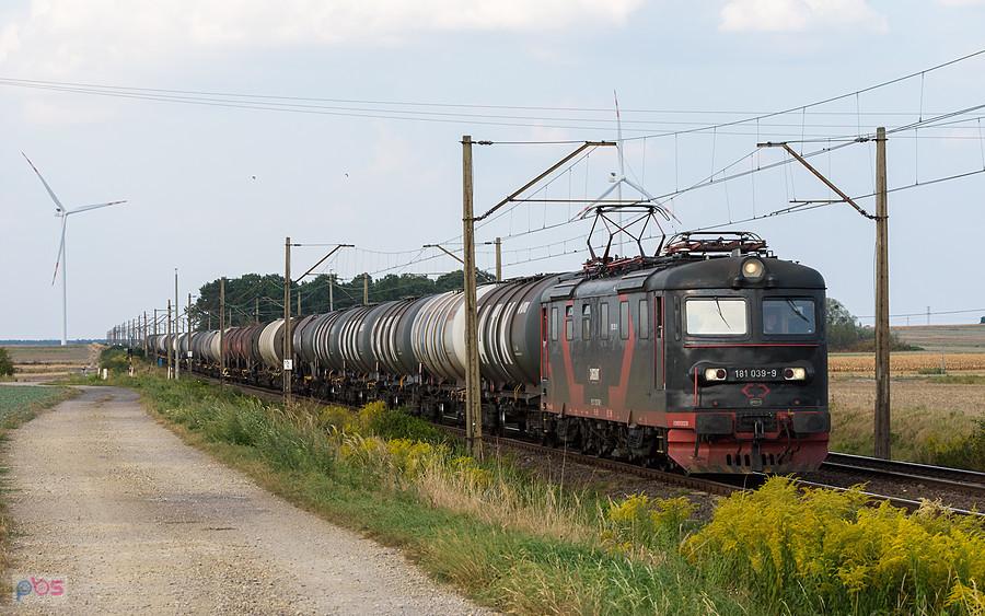 181 039-9 na szlaku linii D29-152: Czarków - Toszek Północ mija wieś Wiśnicze, kierując się w stronę Toszka.