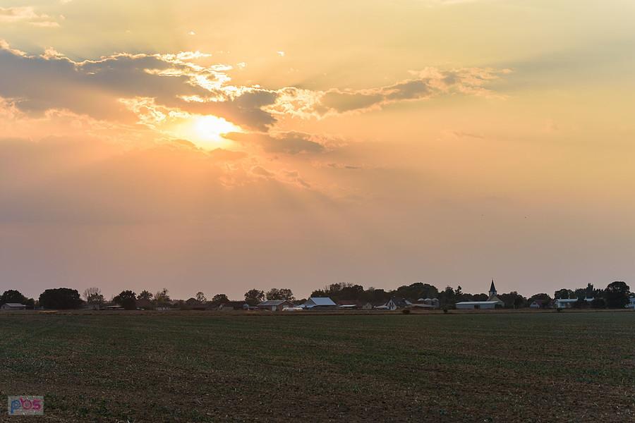 Słońce i chmury nad wsią Świbie