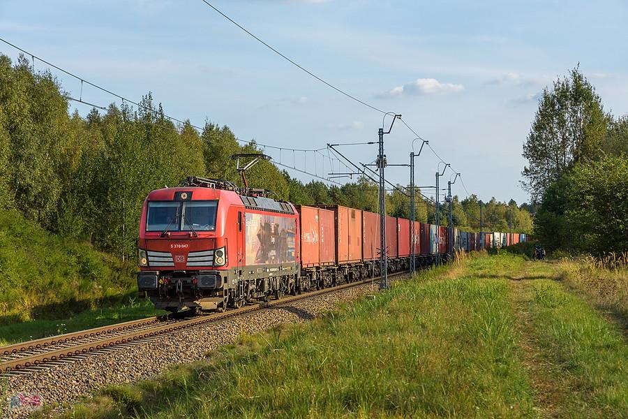 Vectron X4EC-037 jedzie szlakiem linii D29-146: Cykarzew - Brzeźnica nad Wartą, mijając miejscowość Stary Broniszew