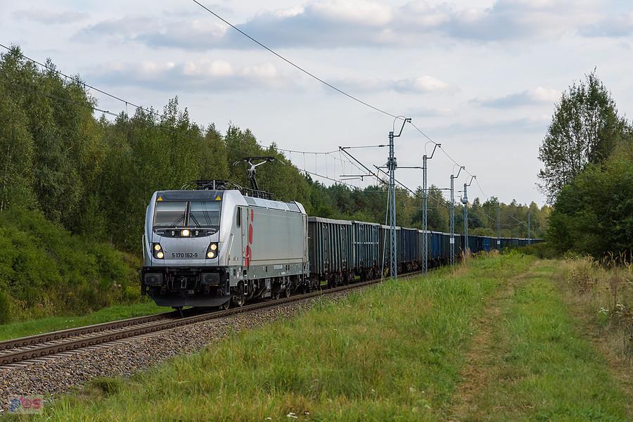 Traxx DC3 (E594 012) jedzie szlakiem linii D29-146: Cykarzew - Brzeźnica nad Wartą, mijając miejscowość Stary Broniszew