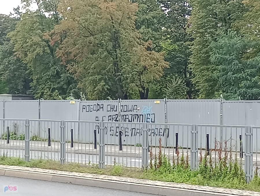 Bardzo mądre stwierdzenie napisane na ogrodzeniu