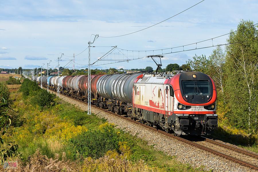 Gama 111Ed-007 jedzie szlakiem linii D29-146: Cykarzew - Rząsawa, mijając tereny miejscowości Lubojenka i kierując się w stronę Częstochowy.